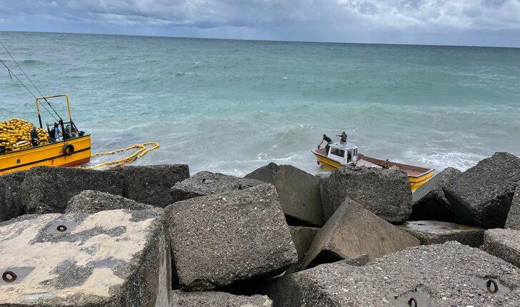 Kayalıklara oturan tekneden denize atlayan balıkçıların zor anları görüntülendi G1