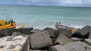 Kayalıklara oturan tekneden denize atlayan balıkçıların zor anları görüntülendi