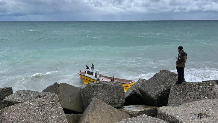 Kayalıklara oturan tekneden denize atlayan balıkçıların zor anları görüntülendi G2