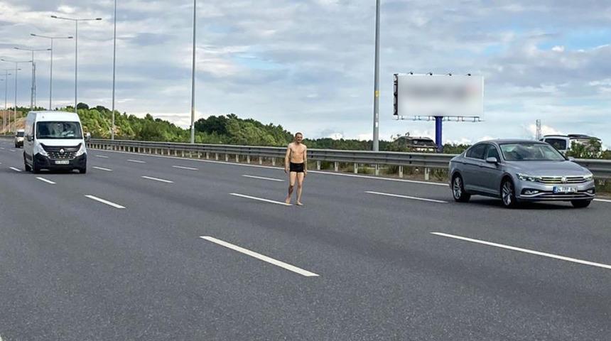 İstanbul'da akılalmaz görüntü! Yarı çıplak halde otoyolda koştu, trafiği tehlikeye attı...