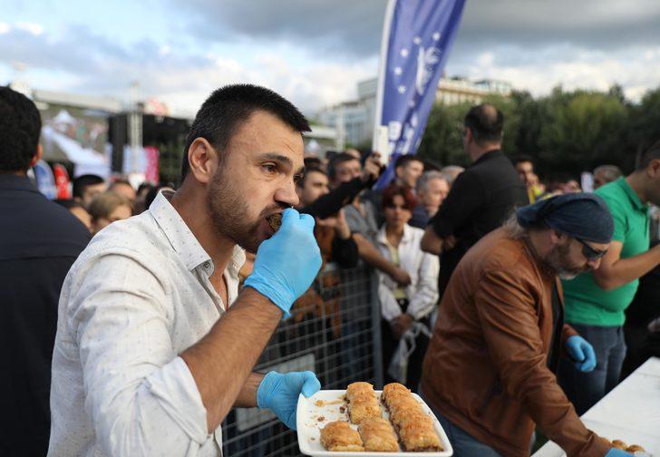 Bursa Gastronomi Festivali'nde "Baklava Yeme Yarışması" düzenlendi G3