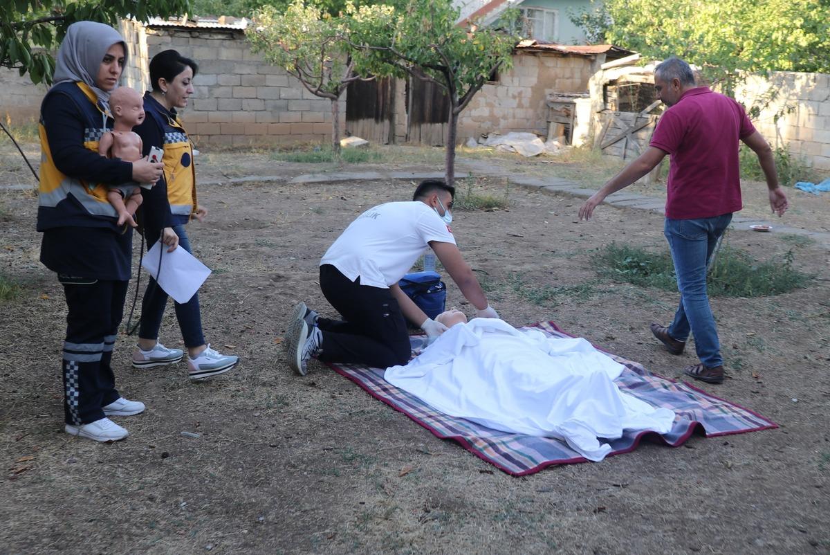 Erzincan'da sağlık ekipleri ihbar &uuml;zerine gittikleri yerde cansız mankene kalp masajı yaptı