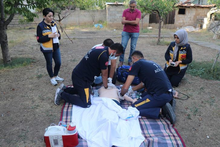 Erzincan'da sağlık ekipleri ihbar üzerine gittikleri yerde cansız mankene kalp masajı yaptı G2