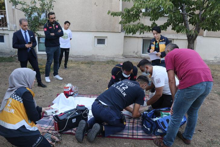 Erzincan'da sağlık ekipleri ihbar üzerine gittikleri yerde cansız mankene kalp masajı yaptı G3
