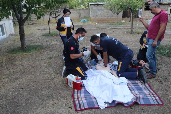 Erzincan'da sağlık ekipleri ihbar üzerine gittikleri yerde cansız mankene kalp masajı yaptı G4