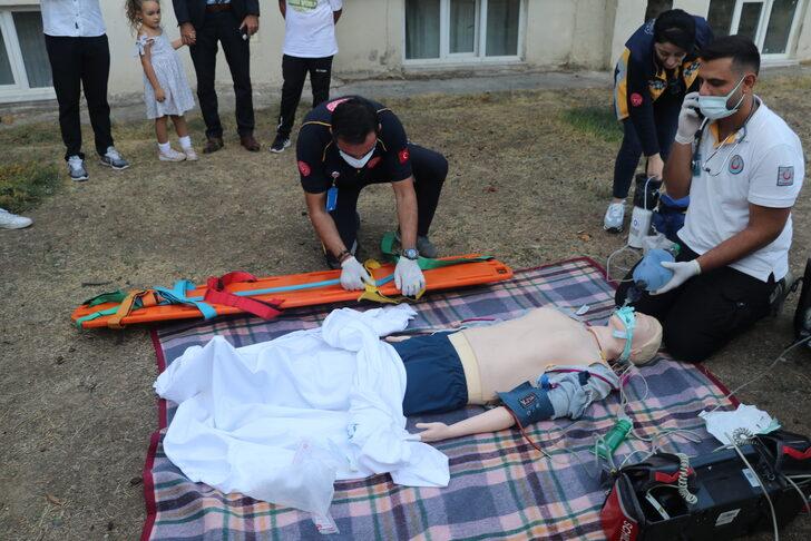 Erzincan'da sağlık ekipleri ihbar üzerine gittikleri yerde cansız mankene kalp masajı yaptı G5