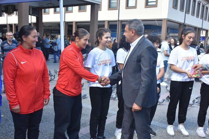 Balıkesir'e kayıt için gelen üniversitelileri otogarda Vali Şıldak karşıladı G3