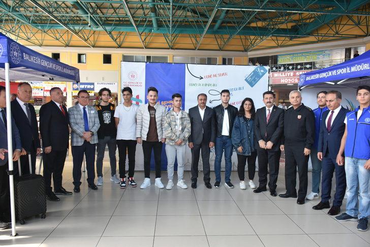 Balıkesir'e kayıt için gelen üniversitelileri otogarda Vali Şıldak karşıladı G4