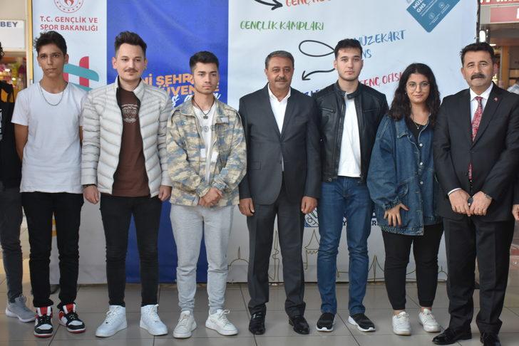 Balıkesir'e kayıt için gelen üniversitelileri otogarda Vali Şıldak karşıladı G5