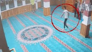 Cemaat namaz kılarken camiye elinde kazma ve ayakkabıyla girdi! Alkollü turist sınır dışı edildi