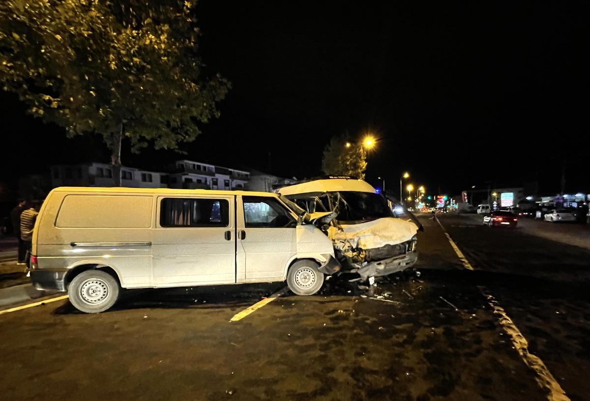 D&uuml;zce'de &ouml;ğrenci servisi ile minib&uuml;s &ccedil;arpıştı 6'sı &ouml;ğrenci 8 kişi yaralandı