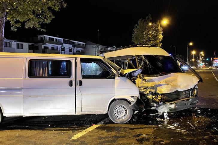 Düzce'de öğrenci servisi ile minibüs çarpıştı 6'sı öğrenci 8 kişi yaralandı G2