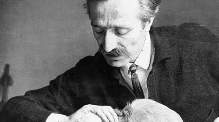 Özdemir Asaf şiirleri ve sözleri sokaklara taşıyor