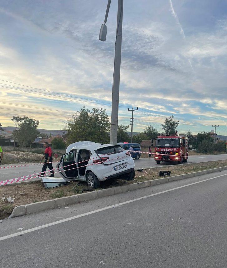 Denizli'de aydınlatma direğine çarpan otomobilin sürücüsü hayatını kaybetti G2