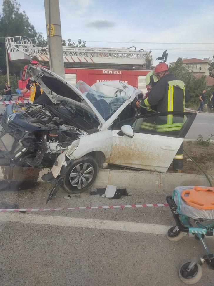 Denizli'de aydınlatma direğine çarpan otomobilin sürücüsü hayatını kaybetti G3