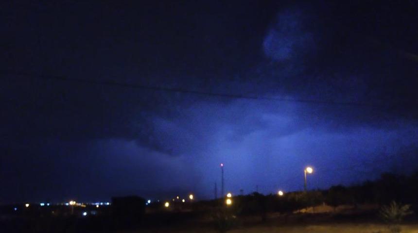 Gökyüzünü gören telefonuna sarıldı! Yağmur sonrası fırtına ile birlikte belirdi...