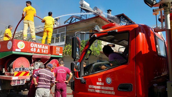 Muğla'da bir binanın çatı katı yandı G4