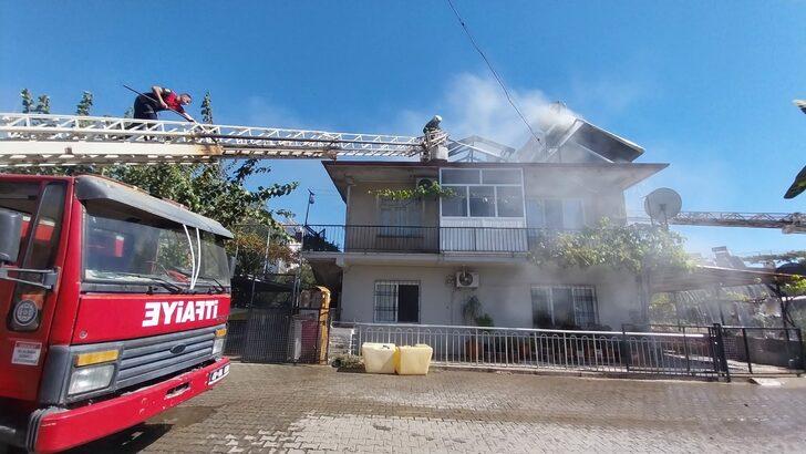 Muğla'da bir binanın çatı katı yandı G3