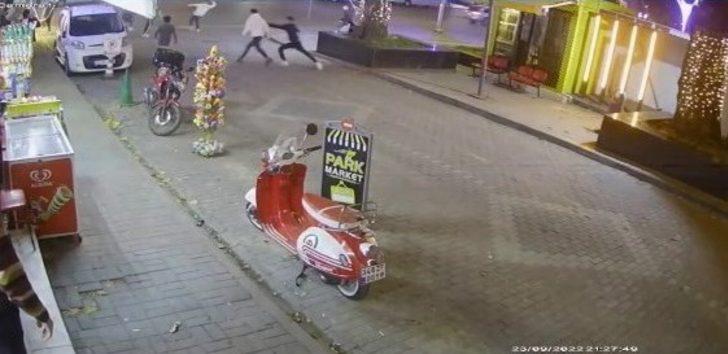 Şehrin göbeğinde iki grubun kanlı hesaplaşması! Yumruk, tekme, sopa, bıçak: Yaralılar var G1