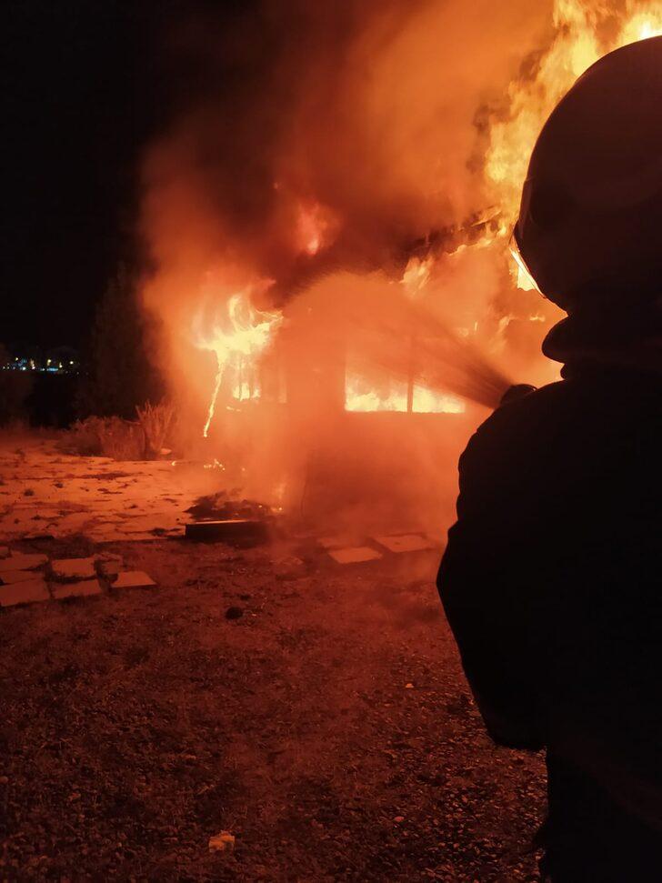 Sivas'ta çıkan yangında ahşap bir baraka tamamen yandı G2