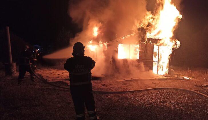 Sivas'ta çıkan yangında ahşap bir baraka tamamen yandı G3