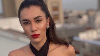 Ünlü oyuncu Hande Doğandemir mini etekli ayna pozuyla beğeni topladı!