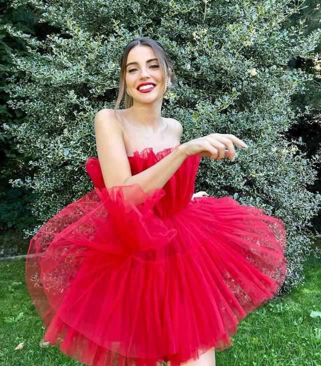 Teşkilat'ın Ceren'i Ezgi Eyüboğlu kırmızı mini elbisesiyle sosyal medyayı yaktı!