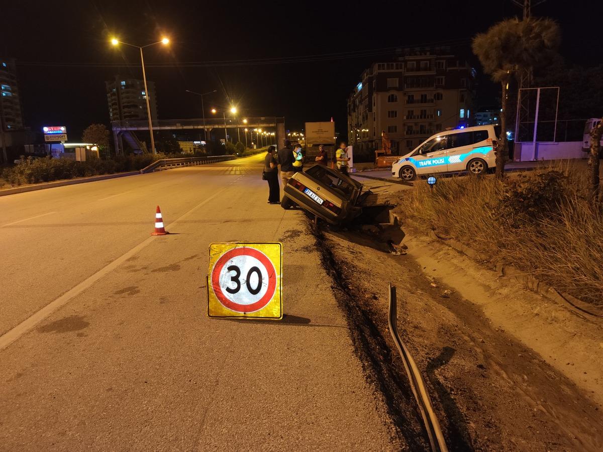 Hatay&rsquo;da yol kenarına devrilen otomobilin s&uuml;r&uuml;c&uuml;s&uuml; yaralandı
