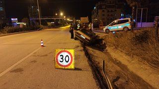 Hatay’da yol kenarına devrilen otomobilin sürücüsü yaralandı