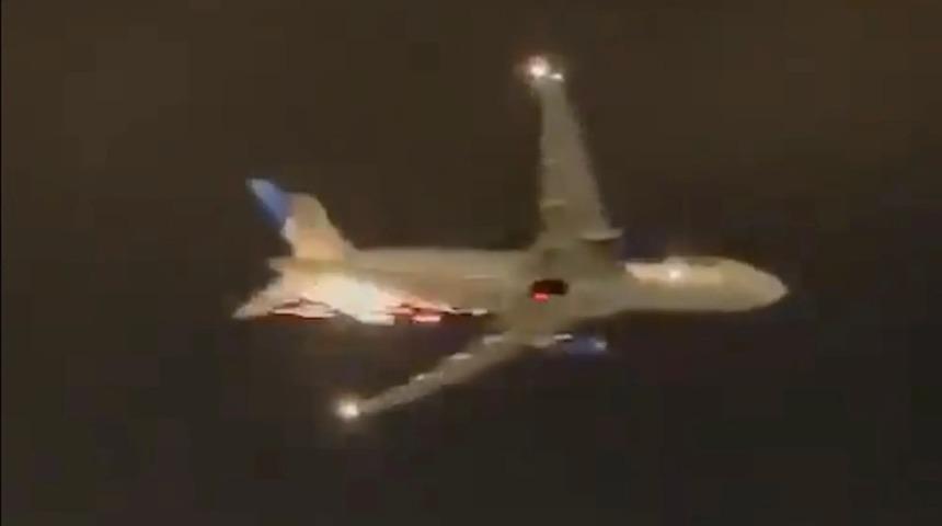 Havada ürküten anlar! 256 yolcu taşıyan uçaktan kıvılcımlar çıkmaya başlayınca...