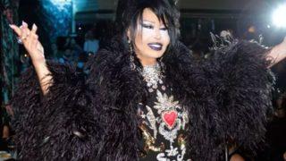 Bülent Ersoy'a büyük şok! Hayranının sahneye atlayıp dudağından öptüğü anlar sosyal medyanın gündemine oturdu