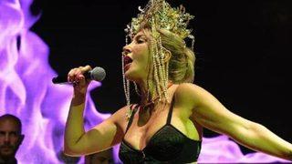 49 yaşındaki Hande Yener bikinili pozuyla nefesleri kesti! Yaza veda pozu olay oldu