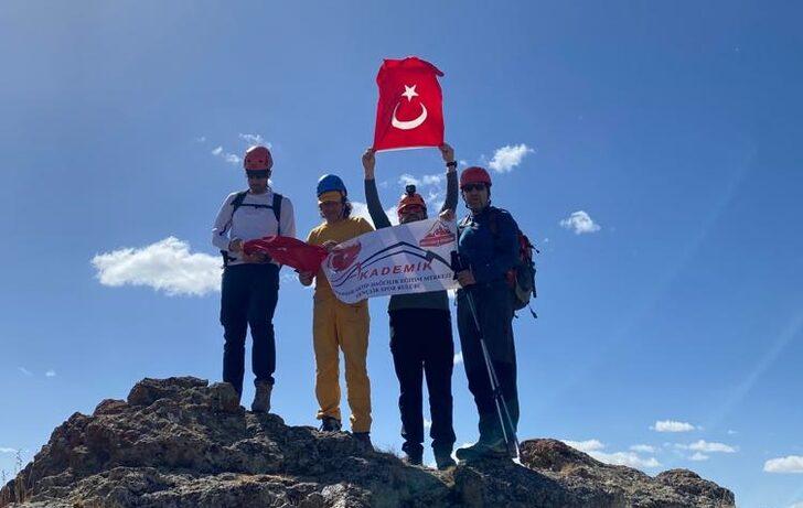 Terörden arındırılan Tendürek'te dağcılar zirvede Türk bayrağı açtı G1