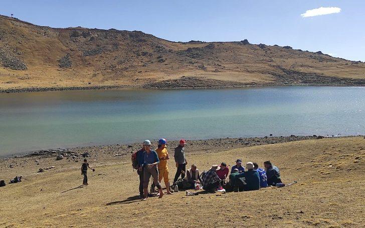 Terörden arındırılan Tendürek'te dağcılar zirvede Türk bayrağı açtı G3