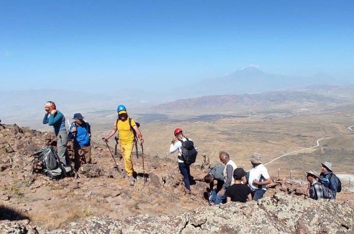 Terörden arındırılan Tendürek'te dağcılar zirvede Türk bayrağı açtı G4