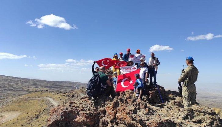 Terörden arındırılan Tendürek'te dağcılar zirvede Türk bayrağı açtı G5