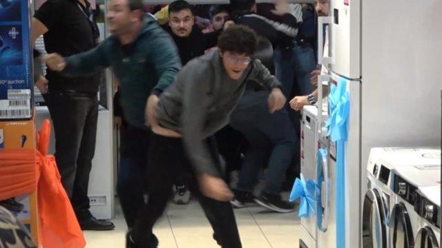 İndirimi duyan akın etti! Geceden battaniye altında bekleyen var: Allah'ın izniyle hakkımızı aldık