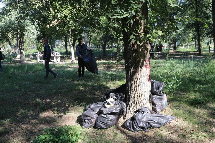 Türk, Yunan ve Bulgar gençler Meriç kıyısındaki ormanda çevre temizliği yaptı G3