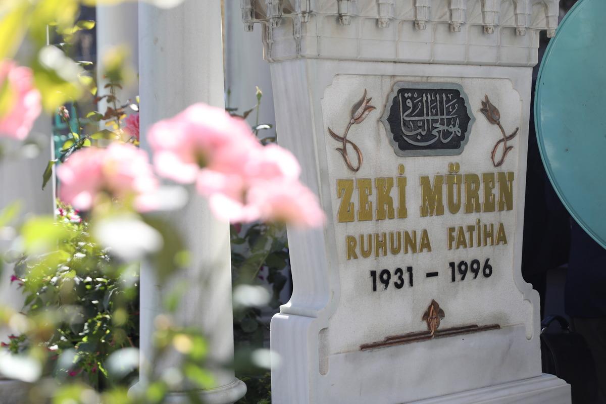Zeki M&uuml;ren vefatının 26'ncı yılında mezarı başında anıldı