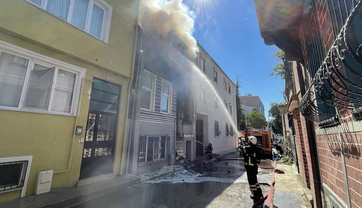 Edirne'de 3 katlı ahşap binada &ccedil;ıkan yangın s&ouml;nd&uuml;r&uuml;ld&uuml;