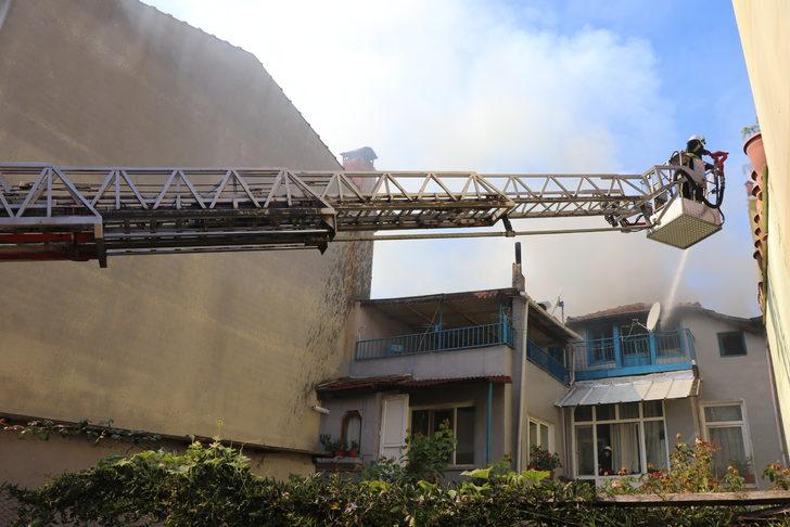 Edirne'de 3 katlı ahşap binada çıkan yangın söndürüldü G3