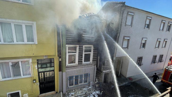 Edirne'de 3 katlı ahşap binada çıkan yangın söndürüldü G5