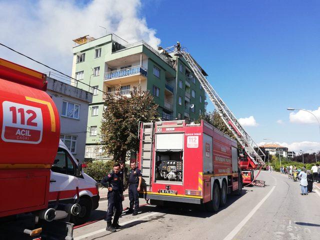 Bursa'da apartmanın çatı katında çıkan yangın söndürüldü