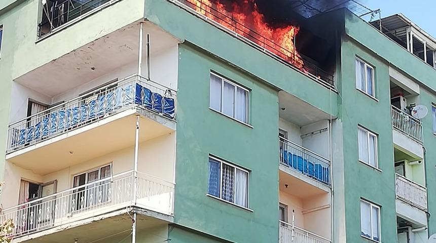 Bursa'da apartmanın çatı katında çıkan yangın söndürüldü