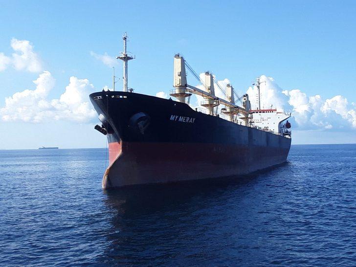 GÜNCELLEME - İstanbul Boğazı'nın girişinde arızalanan yük gemisi Ahırkapı'ya emniyetle demirletildi G3