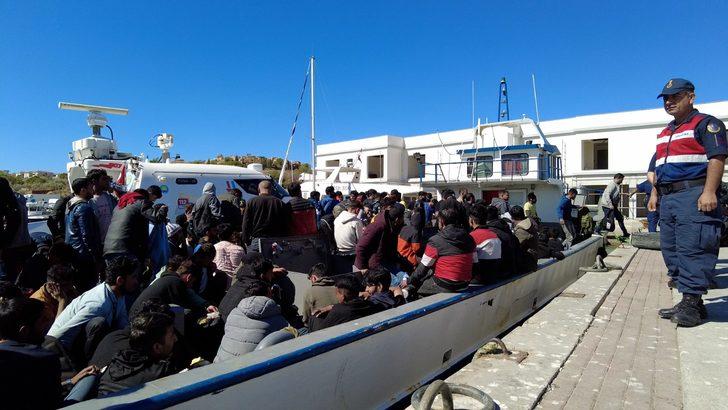 İzmir açıklarında balıkçı teknesindeki 231 düzensiz göçmen yakalandı G4