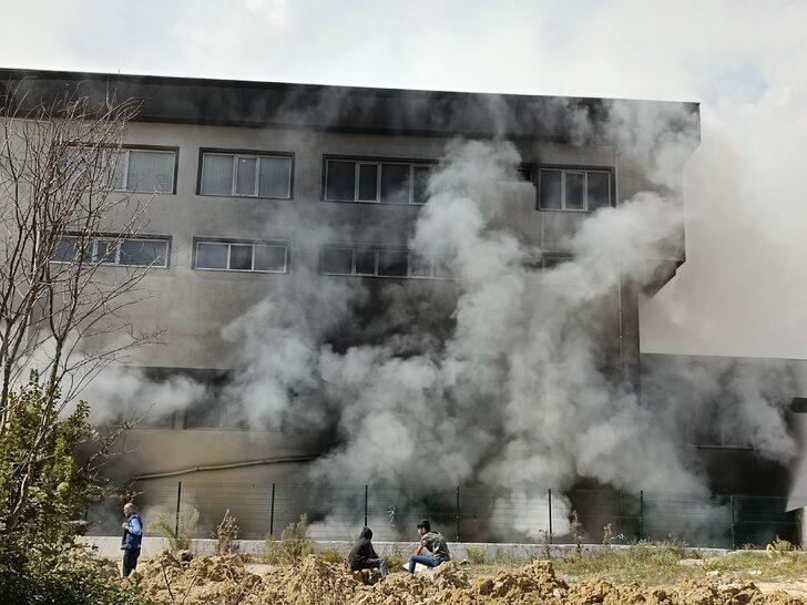 Arnavutköy'de ayakkabı fabrikasında yangın çıktı G2