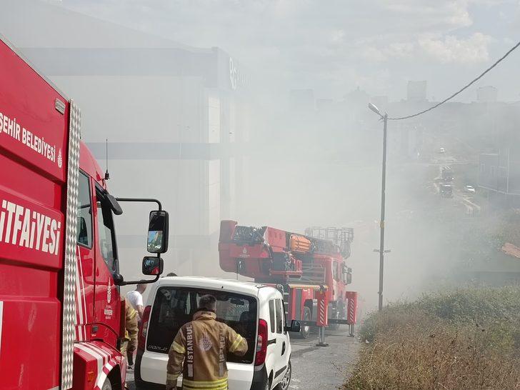 Arnavutköy'de ayakkabı fabrikasında yangın çıktı G4