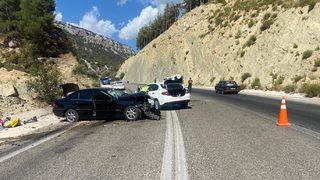 Antalya'da iki otomobil çarpıştı, 4 kişi yaralandı