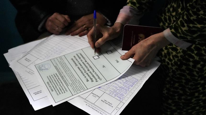 Bir yanda silahlar bir yanda sandıklar: Rusya'ya katılma referandumu başladı!